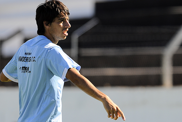 Gastón Rodríguez trabaja con precaución en Wnderers. 