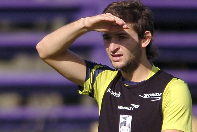 Gastón Silva en reposo por estado febril con problema estomacal. 