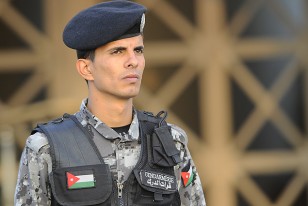 El gendarme jordano parado en la puerta del estadio Internacional de Amman.