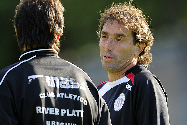 Guillermo Almada espera alguna recuperación para confirmar el equipo. 