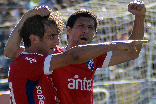 Iván Alonso festeja con Ignacio González, en una tarde llena de gol. .