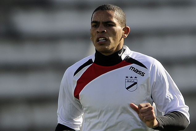 Jonathan Alvez, gran figura del puntero, en carrera a River Plate.