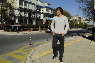 El Capitán de Uruguay, cuando salio a la calle, fue inmediatamente rodeado de hionchas del que fuera su club, para saludarlo y pedirle autógrafos. Aquí ya rumbo al hotel.