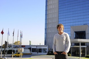 Detrás de Lugano la última bandera sobre la derecha es la uruguaya. La colocaron especialmente por la presencia de la delegación. La ausencia total de viento en el atardecer impide que se muestre al cielo.