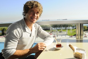 El vaso de té y la sonrisa del Capitán augurando un futuro venturoso "si no se da ninguna ventaja ni dentro, ni fuera de la cancha". Conceptos totalmente compartidos.
