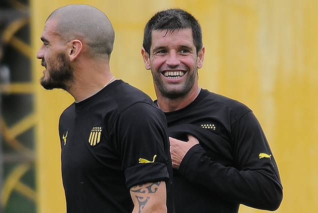 Macaluso y "Tony" Pacheco son la imagen de la alegría en Peñarol. 