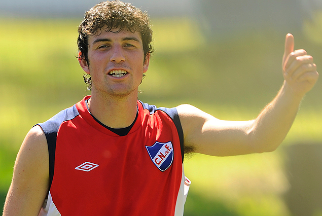 Pulgar arriba de Juan Cruz Mascia, que será titular ante Defensor Sporting el jueves.