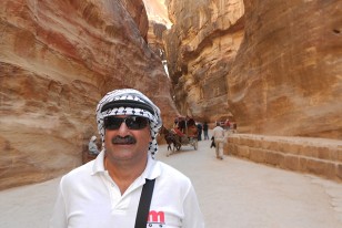 Miguel captado dentro de la enorme garganta rocosa de Petra. ¡Quién me iba a decir que estaríamos juntos en Jordania, cuando él siendo casi un niño comenzó en "La Palestina"!