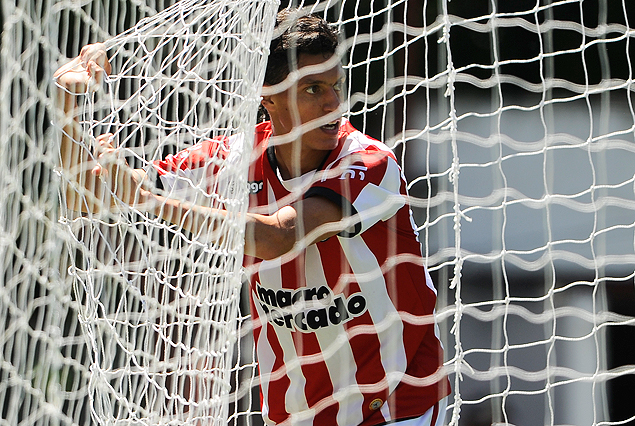 Bruno Montelongo enrerado en el arco. Sjud América le empató a River Plate en la hora y le cortó parte de su ilusión. 