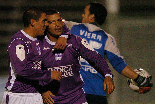 Carlos María Morales recibe las felicitaciones del Maxi Pereira, despúes del segundo gol violeta. Mientras Alexis Viera, no encuentra consuelo. Ganó Defensor 3 a 0, 