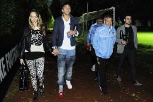 Fernando Muslera con su pie enyesado caminando junto a su novia y Tabárez en el campo del Galatasaray.