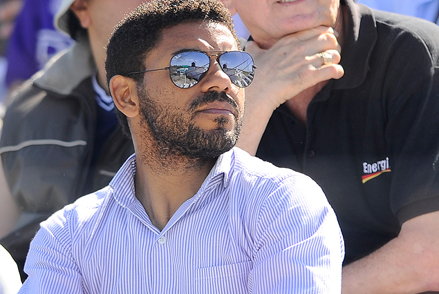 Nicolás Olivera instalado en la tribuna, complicado con una contractura, no pudo ser de la partida. 