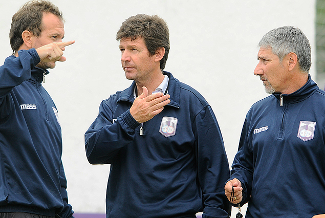 El Profesor Paolo Copatti, Fernando Curutchet y Gerardo Miranda en el momento de asumir como técnicos de Defensor Sporting. 