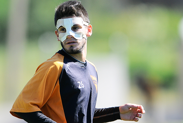 Fernando Pascual con su máscara, estará pasando a la zona de volantes. 