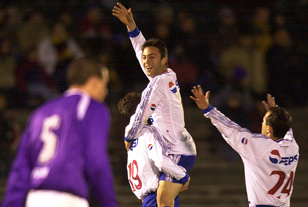 Fue en setiembre del 2002. Cuanto recuerdo. Horacio Peralta  es subido en andas por un compañeros luego del gol. El norteño Cassiano Méndez en busca del festejo. Diego Pérez, sufre por la derrota.