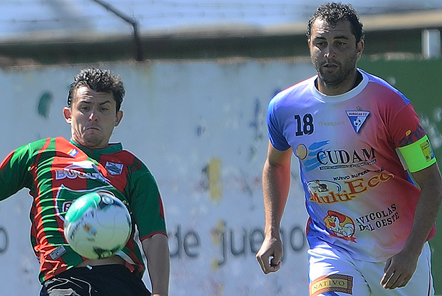 Marcelo Méndez sale al cruce del intento ofensivo rival. Fue empate 1:1 en el estadio Olímpico. 