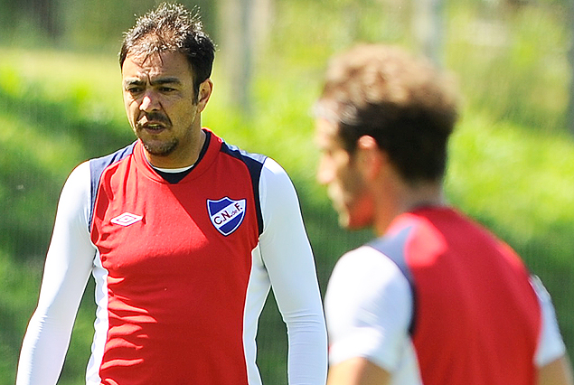 Alvaro recoba adentro, con cuota de experiencia y buen pie para las pelotas quieta para apoyar la presencia ofensiva de Iván Alonso. 