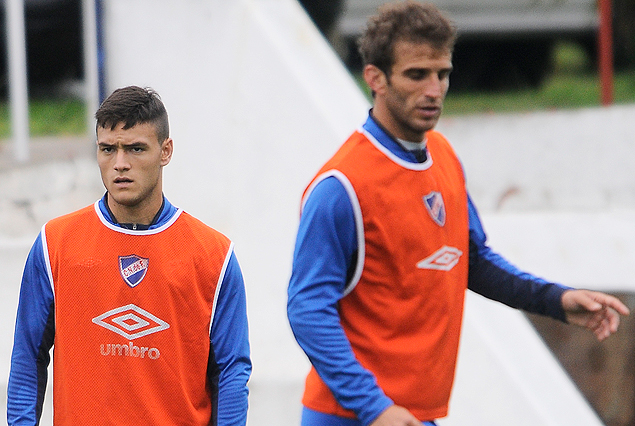 Renato César y Pablo Alonso en el entrenamiento del miércoles en Los Céspedes, entre los titulares. 