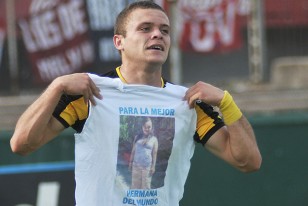 Jonathan Rodríguez festeja su segundo gol, tercero de Peñarol, con una remera con la fotografía de su hermana.