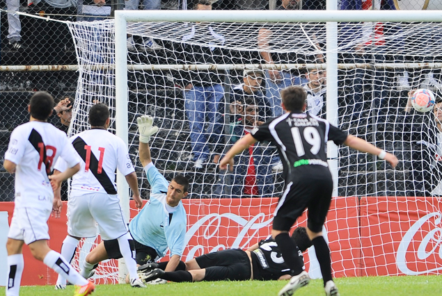 Gastón Rodríguez vence a Salvador Ichazo, poniendo el 1:0 con que Wanderers terminó venciendo a Danubio. 