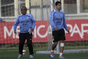 Luis Suárez reanuda el entrenamiento ante la atenta mirada de Walter Ferreira, con un aposito en su pierna izquierda, en la tarde de hoy en el Complejo Deportivo del Galatasaray.