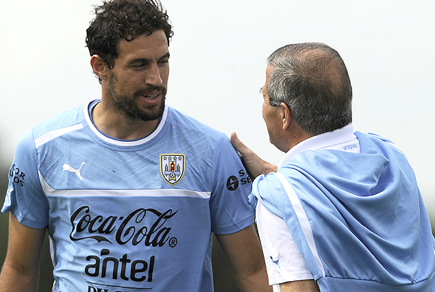 Martín Silva es recibido por Oscar Tabárez, el jueves por la tarde en el complejo.