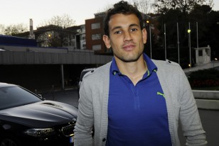 Cristian Stuani al arribar al hotel se prestó al diálogo con Sergio Gorzy.