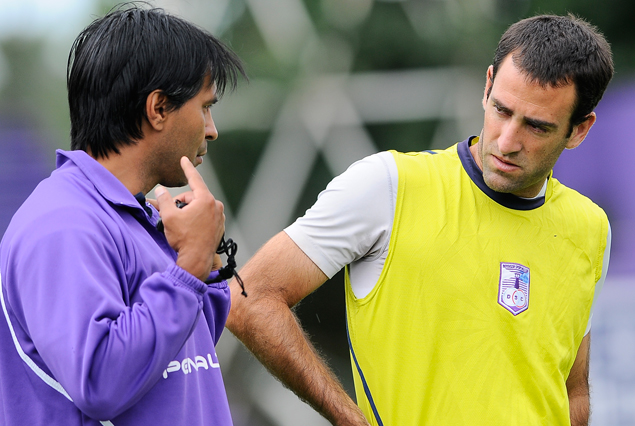 Tabaré Silva conversa con Ignacio Risso. Defensor con equipo pronto. Gastón Silva descartado. 