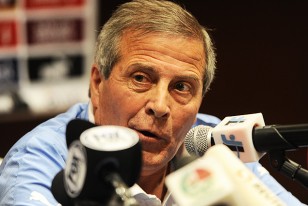 "La cancha no está bien pero no es excusa. Es igual para los dos”, señaló el Maestro Tabárez. 