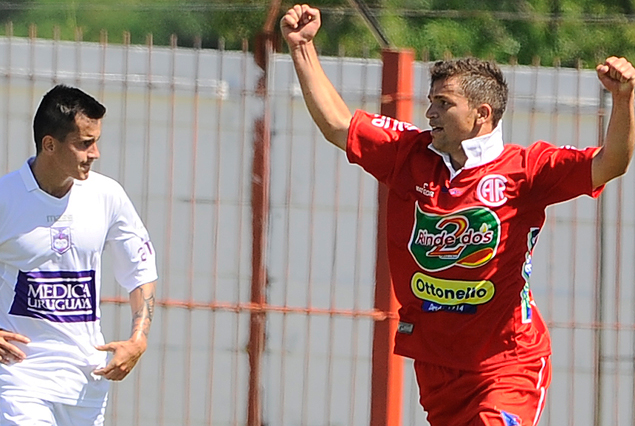 Gabriel Costa festeja su gol. Rentistas logró una victoria inédita, por eso el festejo largo en los bichos colorados. 