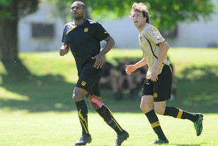 Marcelo Zalayeta durante el entrenamiento de fútbol , donde estuvo durante veinte minutos. 