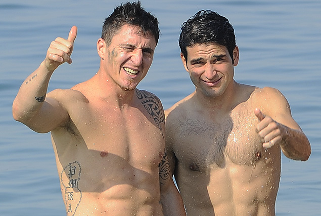 Cristian "Cebolla" Rodríguez y Nicolás Lodeiro son la imagen de la alegría en el emblemático Mar Muerto. 