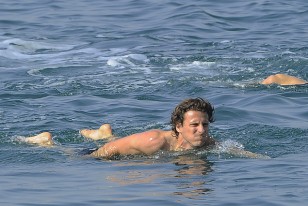 Diego Forlán muestra sus condiciones para el nado en estilo pecho en el Mar Muerto.