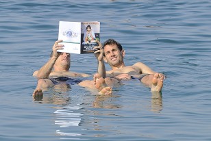 Diego "Ruso" Pérez leyendo un libro en el mar y Cristian Stuani en la imagen que circula por todo el mundo como publicidad de este lugar donde el cuerpo flota sin problemas de hundimiento.