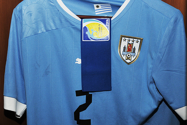 La camiseta número 2 junto al brazalete de capitán de Diego Lugano.