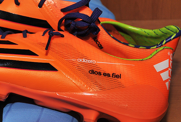 "Dios es fiel" la leyenda en el zapato de Edinson Cavani que espera a su dueño en el vestuario del Centenario.