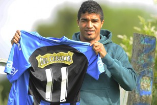 Rodrigo Aguirre con su casaca negriazul.