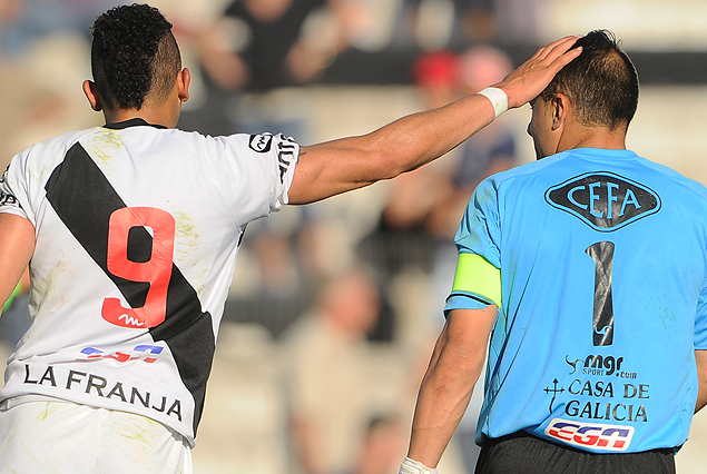 Jonathan Alvez le baja el peinado a Damián Frascarelli. 