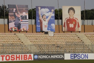 Las tres imágenes que aparecen en todos lados, también están en el estadio. El Rey Hussein, fallecido; el actual Abdalá II y el futuro Rey, el príncipe Al-. Esta imágen Vd. la ve por primera vez en Uruguay. Puede ser que a partir de mañana, otros la muestren....