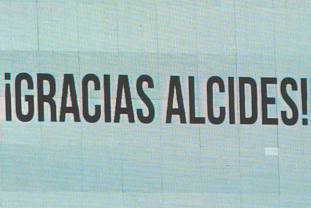 ¡Gracias Alcides! Leyenda que apareció en el tablero electrónico de la tribuna Colombes.