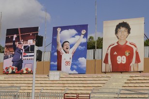 Tres enormes fotografías en gigantografías de lo que llamaríamos “la línea de media de la Casa Real”. 