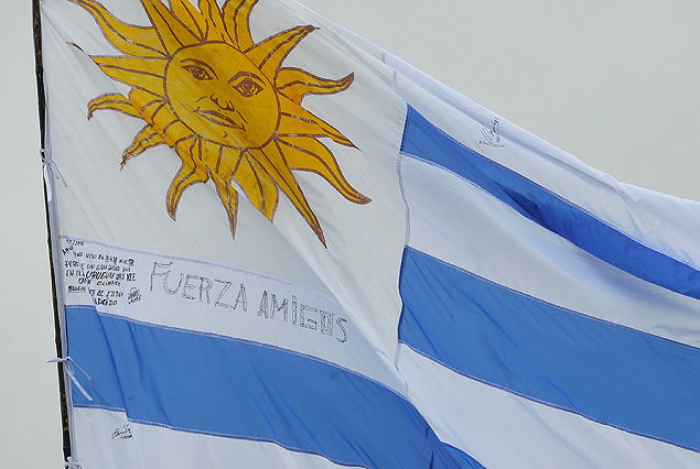 La bandera uruguaya ya flamea en las afueras del Estadio Centenario.
