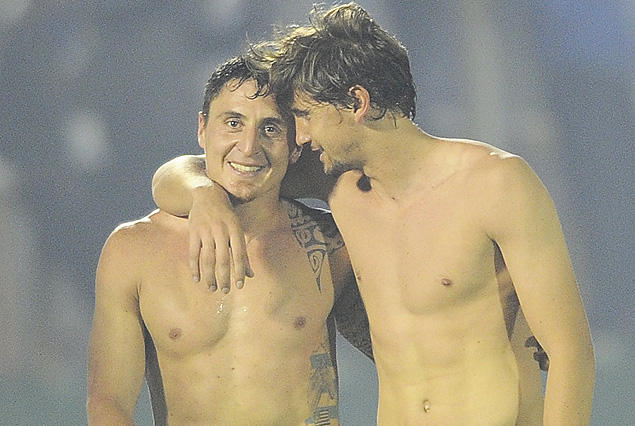 "Cebolla" Rodríguez y Gastón Ramírez, sin camisetas, en el esperado festejo final. Ambos se aprontan para disputar su primer mundial.