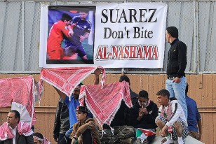 El cartel que apareció en la tribuna principal burlándose de nuestro Luis Suárez.