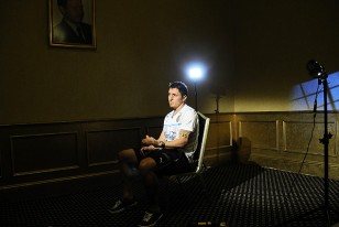 La imagen parece captada en un estudio de fotografía para una producción publicitaria. Pero no, es el ambiente para la nota que realizó Tenfield con Cristian Rodríguez este mediodía.