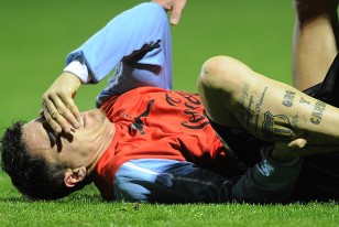 Solo un susto. Cae Cristian Rodríguez al suelo al recibir un golpe, con muestras de mucho dolor.