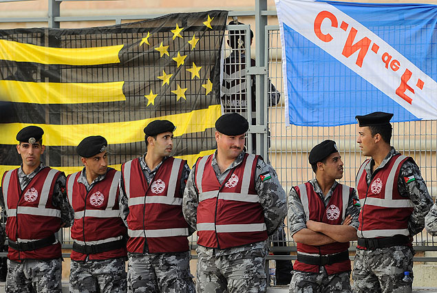 Gendarnos jordanos delante de las clásicas banderas de Peñarol y Nacional en el estadio de Ammán.