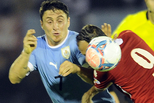 "Cebolla" Rodríguez en busca del balón que ve pasar el jordano Hasan.
