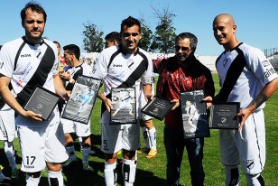El homenaje de Danibio a Jadson Viera, Pablo Lima y Pablo Miguez por llevar entre los tres más de quinientos partidos vistiendo la casaca de la Curva. 