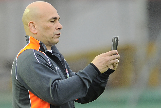 El técnico egipcio Houssan Hassan en la cancha del Centenario.